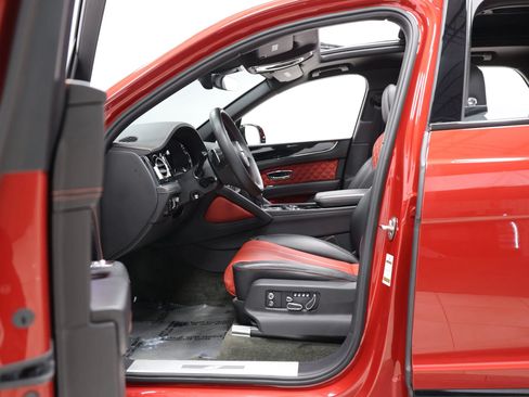Used 2022 Bentley Bentayga AWD/4WD image 14