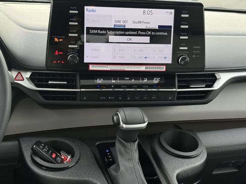 Used 2024 Toyota Sienna XLE FWD image 21