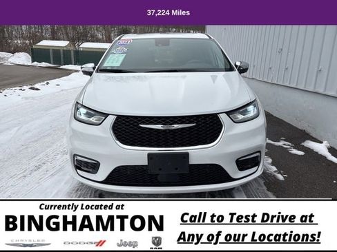 Used 2023 Chrysler Pacifica Limited image 2