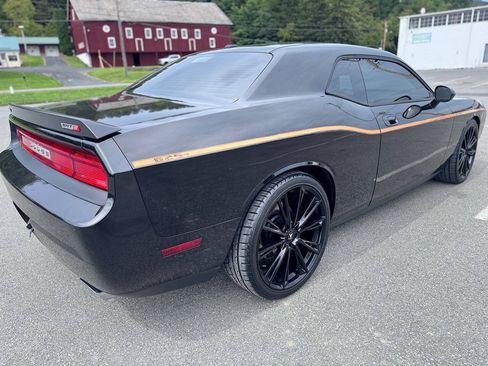 Used 2009 Dodge Challenger SRT8 w/ SRT Option Group II RWD image 14