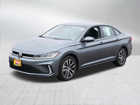 Used 2025 Volkswagen Jetta SE w/ Sunroof Package FWD image 3