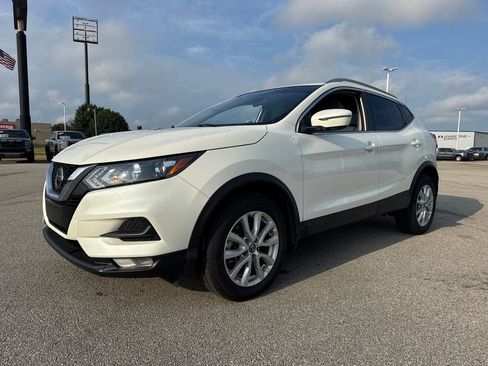 Used 2022 Nissan Rogue Sport SV FWD image 2