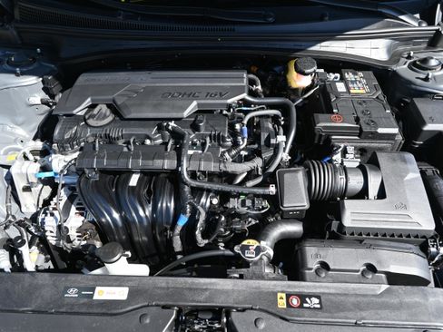 Certified 2025 Hyundai Elantra SE FWD image 13