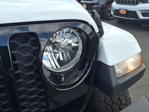 Certified 2022 Jeep Gladiator Sport AWD/4WD image 12