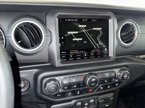Used 2019 Jeep Wrangler Unlimited Sahara image 25