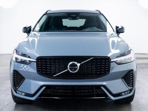Used 2023 Volvo XC60 B5 Plus image 2