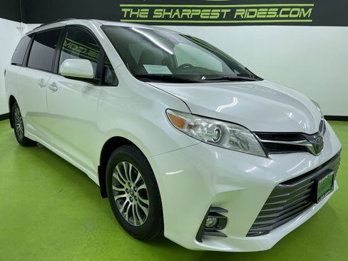 Used 2020 Toyota Sienna XLE image 2