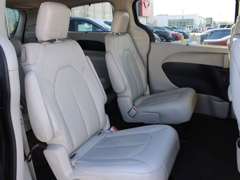 Used 2018 Chrysler Pacifica Touring-L Plus w/ Tire & Wheel Group image 21
