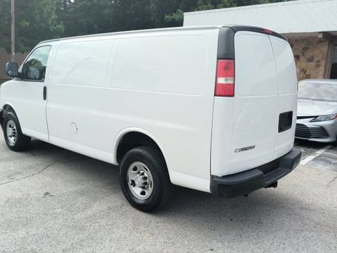 Used 2018 Chevrolet Express 2500 w/ Driver Convenience Package RWD image 3