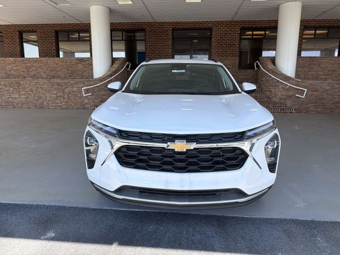 New 2026 Chevrolet Trax LT w/ Driver Confidence Package FWD image 2