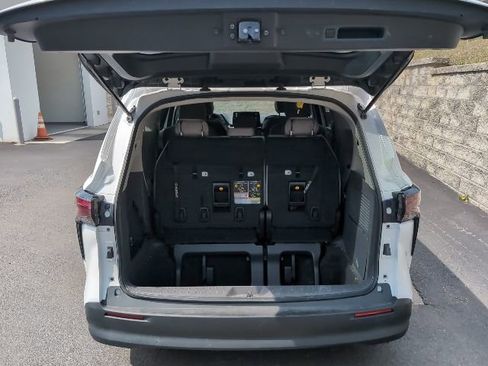 Used 2024 Toyota Sienna LE w/ LE Plus Package image 28