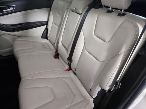 Used 2018 Ford Edge Titanium w/ Equipment Group 301A AWD/4WD image 19
