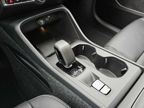 New 2026 Volvo XC40 B5 Core w/ Climate Package image 25