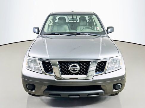 Used 2017 Nissan Frontier SV image 2