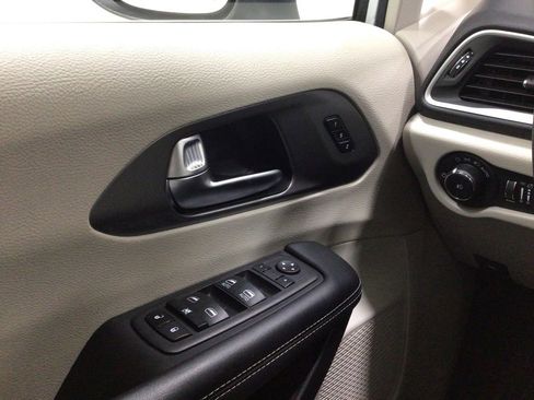 Used 2023 Chrysler Pacifica Touring-L FWD image 16