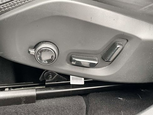 Used 2024 Volvo XC60 T8 Ultimate w/ Climate Package image 7