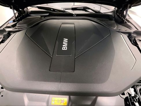 Used 2025 BMW i5 xDrive40 w/ Premium Package image 9