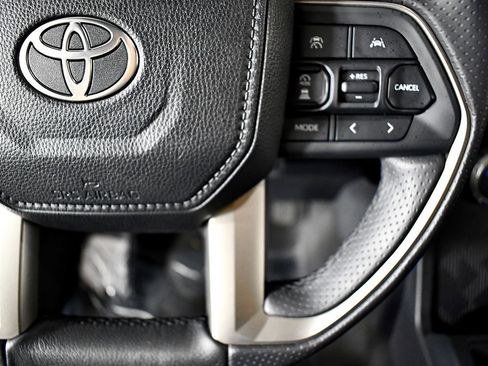 Used 2025 Toyota 4Runner SR5 AWD/4WD image 25