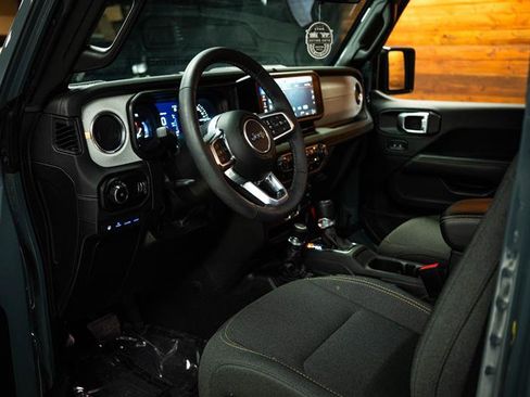 Used 2025 Jeep Wrangler Unlimited Sahara image 8