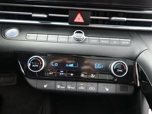 Used 2025 Hyundai Elantra Limited FWD image 17