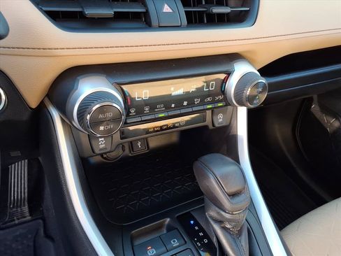 Used 2021 Toyota RAV4 XLE AWD/4WD image 33