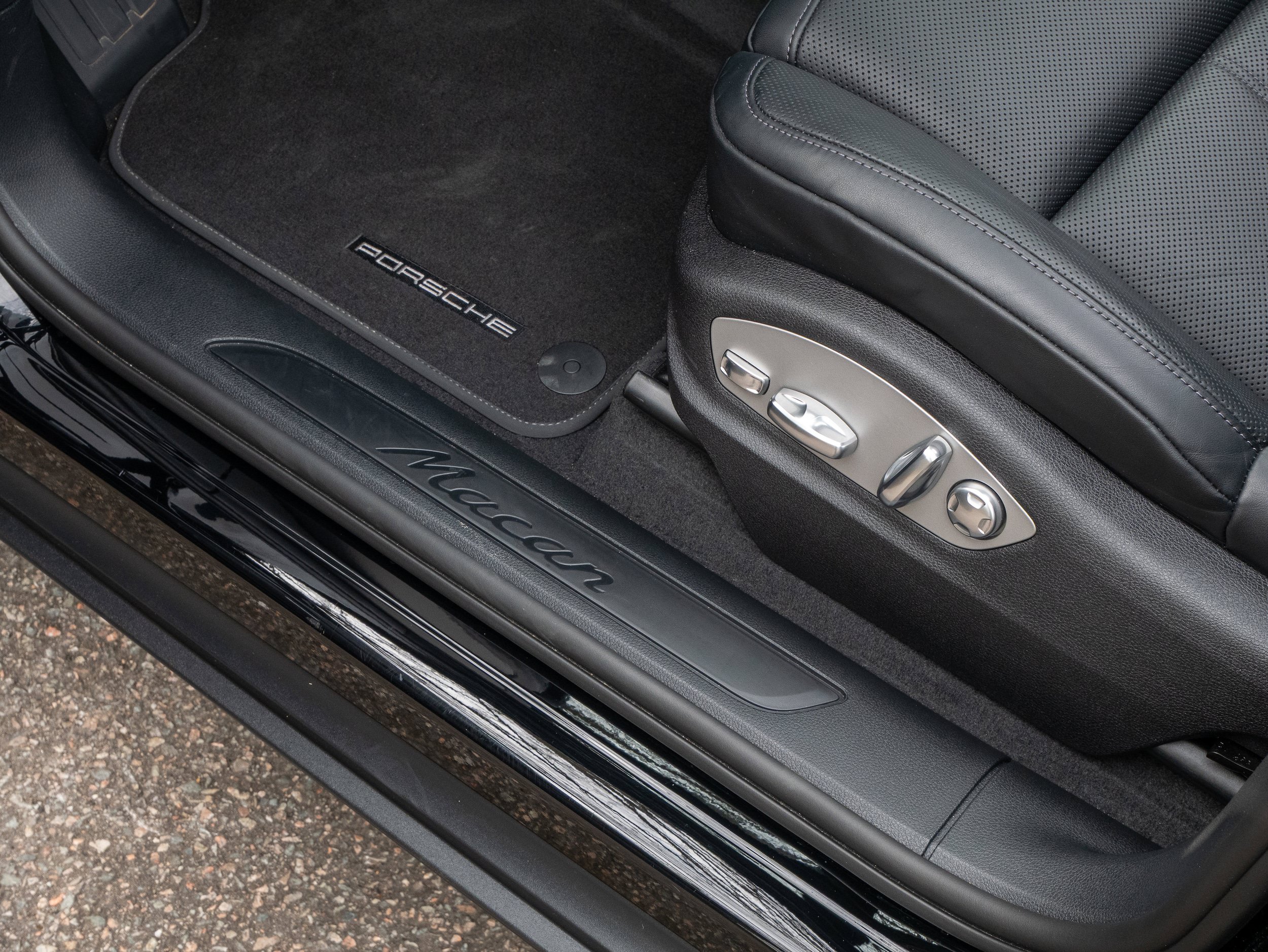 Certified 2025 Porsche Macan AWD/4WD image 26