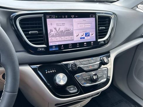 Used 2024 Chrysler Pacifica Touring-L FWD image 27