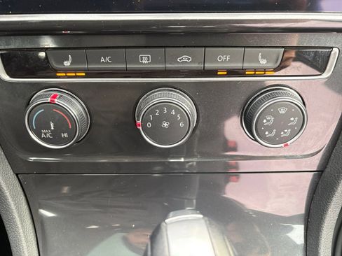 Used 2018 Volkswagen Golf SE image 22