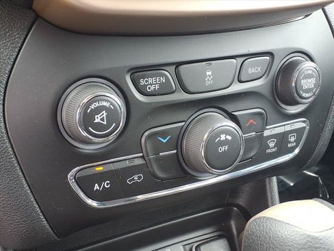 Used 2017 Jeep Cherokee Latitude FWD image 7