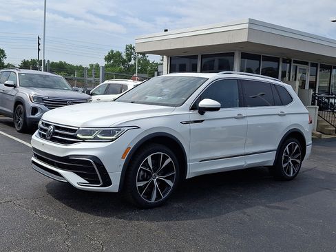 Certified 2023 Volkswagen Tiguan SEL R-Line AWD/4WD image 3