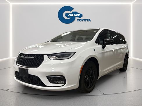 Used 2024 Chrysler Pacifica Limited FWD image 1