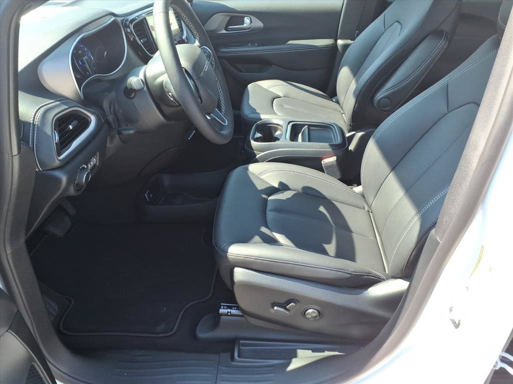 New 2027 Chrysler Pacifica Select FWD image 12