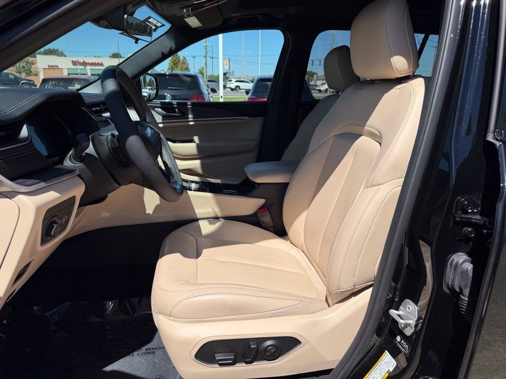 Used 2025 Jeep Grand Cherokee L Limited RWD image 11