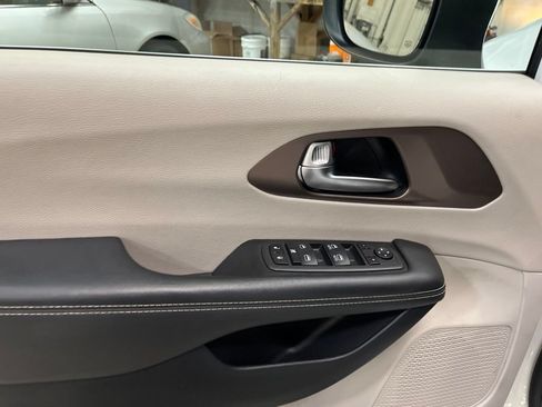 Used 2023 Chrysler Voyager LX FWD image 14