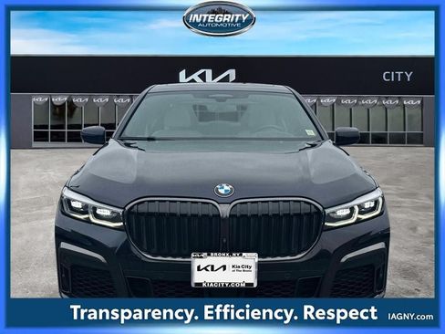 Used 2022 BMW 740i xDrive w/ M Sport Package AWD/4WD image 2