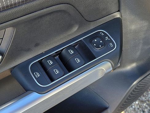 Used 2022 Mercedes-Benz GLB 250 w/ Premium Package Lite image 21