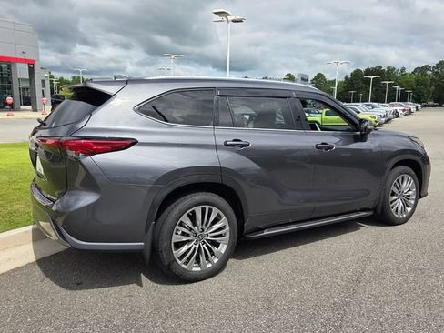 Used 2023 Toyota Highlander Platinum FWD image 13