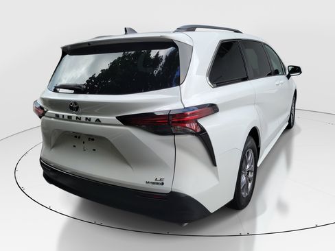 Used 2021 Toyota Sienna LE w/ LE Plus Package FWD image 6