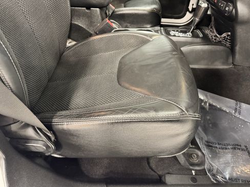 Used 2017 Jeep Wrangler Unlimited Sahara image 22