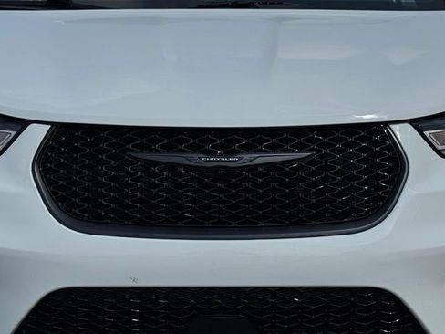 Used 2025 Chrysler Pacifica Limited FWD image 41