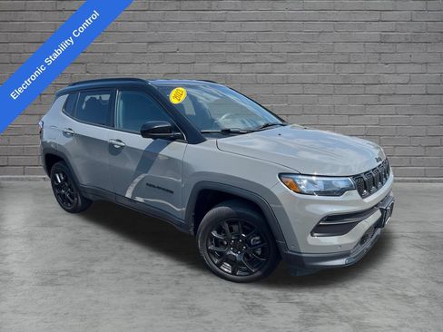 Used 2023 Jeep Compass Latitude w/ Convenience Group AWD/4WD image 8