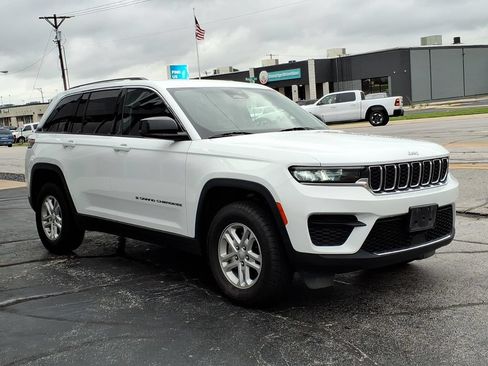 Used 2024 Jeep Grand Cherokee Laredo AWD/4WD image 3