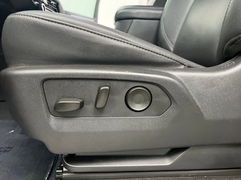 Used 2025 Chevrolet Suburban Z71 image 10