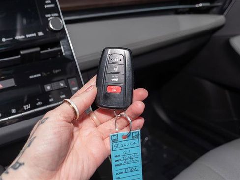 Used 2021 Toyota Avalon Limited image 13