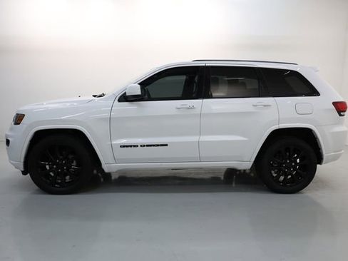 Used 2017 Jeep Grand Cherokee Altitude image 2