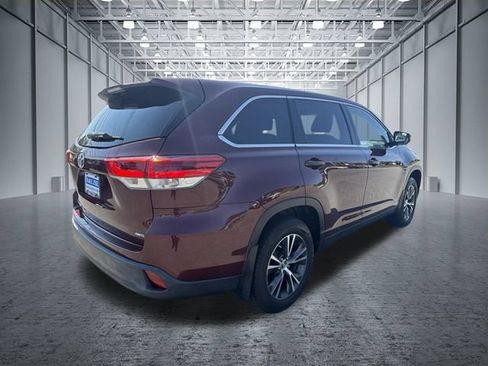Used 2019 Toyota Highlander LE AWD/4WD image 12
