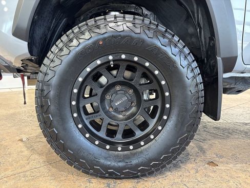 Used 2019 Toyota Tacoma TRD Off-Road w/ Technology Package AWD/4WD image 10