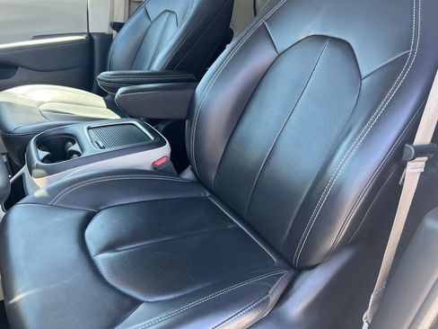 Used 2023 Chrysler Pacifica Touring-L FWD image 11