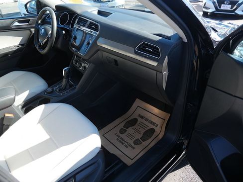 Used 2021 Volkswagen Tiguan SE image 16