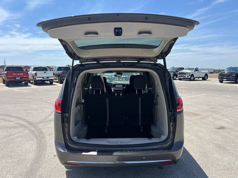 Used 2023 Chrysler Pacifica Touring-L FWD image 4